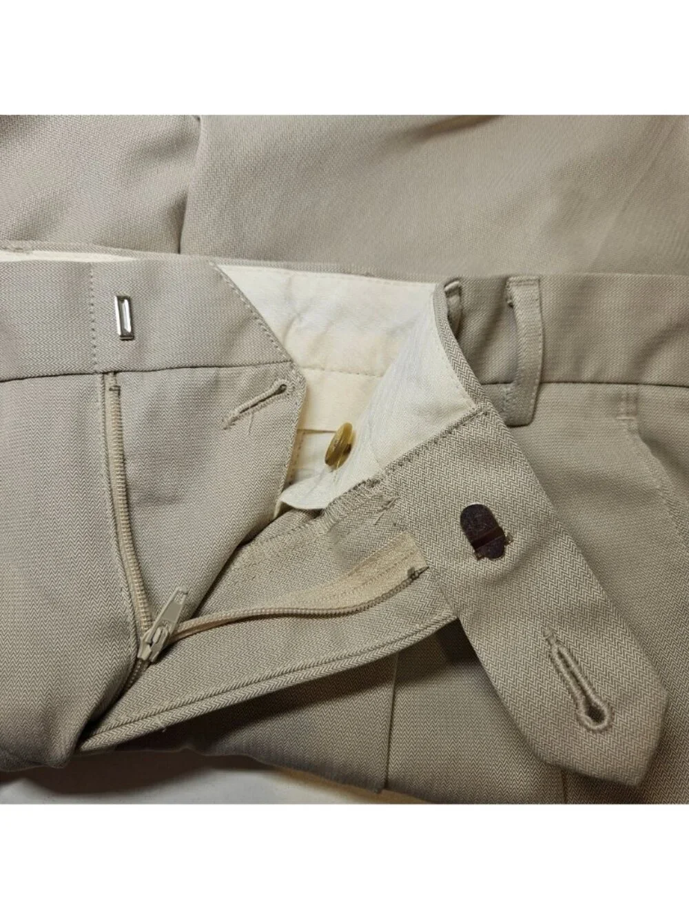 Cutter & Buck CB drytecl lux Shorts Mens 32 pleated Tan pleated golf business
